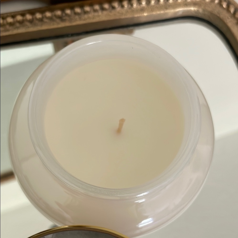 Cedarwood Vanilla Scented Candle - White and Gold - Picture 2 of 3